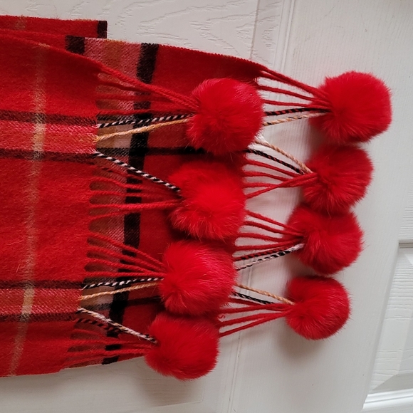 NWOT Macy's Plaid Pompom Scarf - Picture 6 of 10